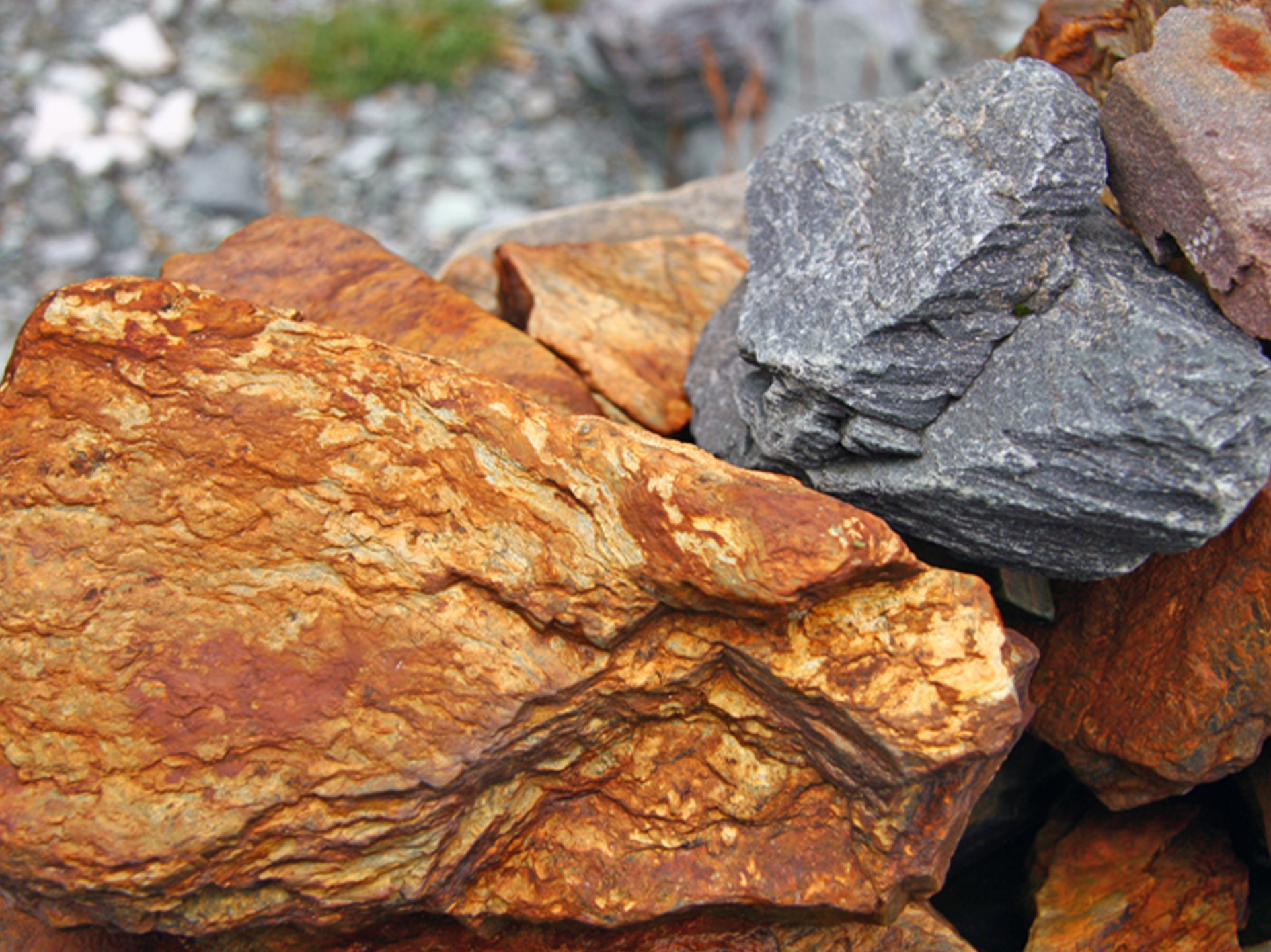 Минеральные природные материалы. Железная руда полезное ископаемое. Железняк руда. Железная руда на Урале. Лимонит Горная порода.